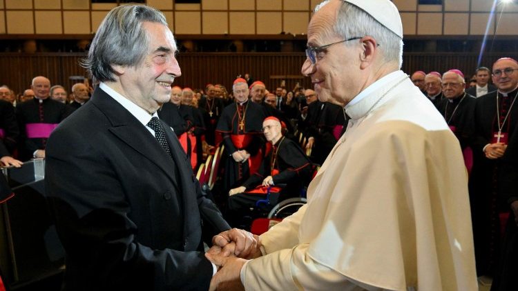 O Papa e o maestro Riccardo Muti se cumprimentam