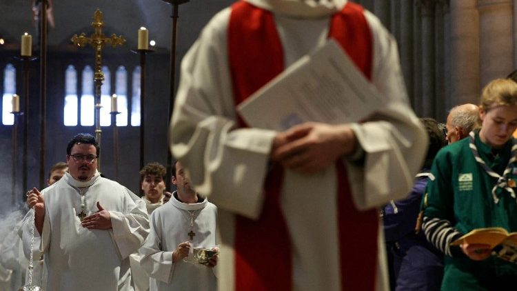 Membros do clero participam da missa de beatificação de 50 mártires católicos, membros de uma capelania clandestina assassinados pelos nazistas, na Catedral de Notre-Dame de Paris, em Paris, em 13 de dezembro de 2025. (Foto de ALAIN JOCARD / AFP) Membros do clero participam da missa de beatificação de 50 mártires católicos, membros de uma capelania clandestina assassinados pelos nazistas, na Catedral de Notre-Dame de Paris, em Paris, em 13 de dezembro de 2025. (Foto de ALAIN JOCARD / AFP)