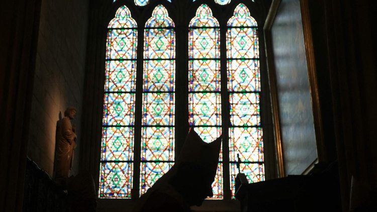 Um membro do clero participa da missa de beatificação de 50 mártires católicos, membros de uma capelania clandestina assassinados pelos nazistas, na Catedral de Notre-Dame de Paris, em Paris, em 13 de dezembro de 2025. (Foto de Alain Jocard / AFP) Um membro do clero participa da missa de beatificação de 50 mártires católicos, membros de uma capelania clandestina assassinados pelos nazistas, na Catedral de Notre-Dame de Paris, em Paris, em 13 de dezembro de 2025. (Foto de Alain Jocard / AFP)