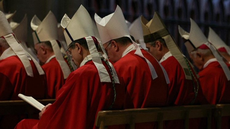 Membros do clero participam da missa de beatificação de 50 mártires católicos, membros de uma capelania clandestina assassinados pelos nazistas, na Catedral de Notre-Dame de Paris, em Paris, em 13 de dezembro de 2025. (Foto de ALAIN JOCARD / AFP) Membros do clero participam da missa de beatificação de 50 mártires católicos, membros de uma capelania clandestina assassinados pelos nazistas, na Catedral de Notre-Dame de Paris, em Paris, em 13 de dezembro de 2025. (Foto de ALAIN JOCARD / AFP)