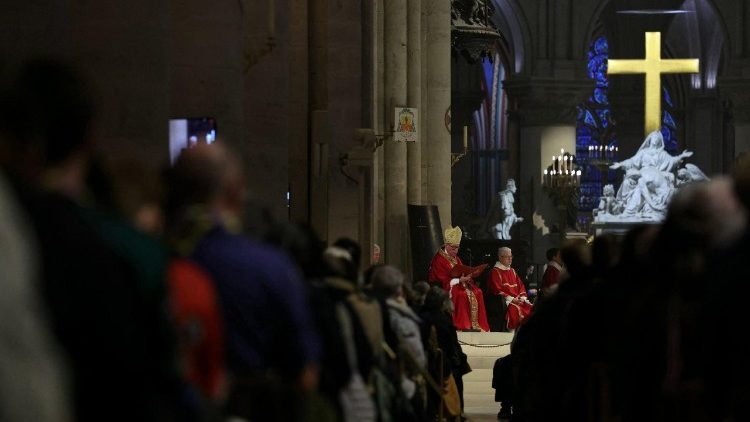 O cardeal Jean-Claude Hollerich (centro-esquerda) participa da missa de beatificação de 50 mártires católicos, membros de uma capelania clandestina assassinados pelos nazistas, na Catedral de Notre-Dame de Paris, em Paris, em 13 de dezembro de 2025. (Foto de ALAIN JOCARD / AFP) O cardeal Jean-Claude Hollerich (centro-esquerda) participa da missa de beatificação de 50 mártires católicos, membros de uma capelania clandestina assassinados pelos nazistas, na Catedral de Notre-Dame de Paris, em Paris, em 13 de dezembro de 2025. (Foto de ALAIN JOCARD / AFP)