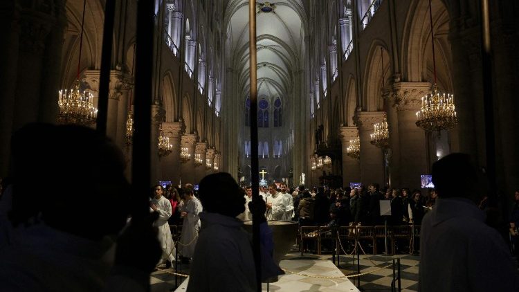 Membros do clero participam da missa de beatificação de 50 mártires católicos, membros de uma capelania clandestina assassinados pelos nazistas, na Catedral de Notre-Dame de Paris, em Paris, em 13 de dezembro de 2025. (Foto de ALAIN JOCARD / AFP) Membros do clero participam da missa de beatificação de 50 mártires católicos, membros de uma capelania clandestina assassinados pelos nazistas, na Catedral de Notre-Dame de Paris, em Paris, em 13 de dezembro de 2025. (Foto de ALAIN JOCARD / AFP)