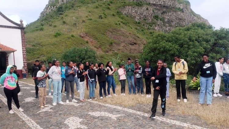 Os jovens, em frente do Monte Cintinha, junto ao Santuário Os jovens, em frente do Monte Cintinha, junto ao Santuário
