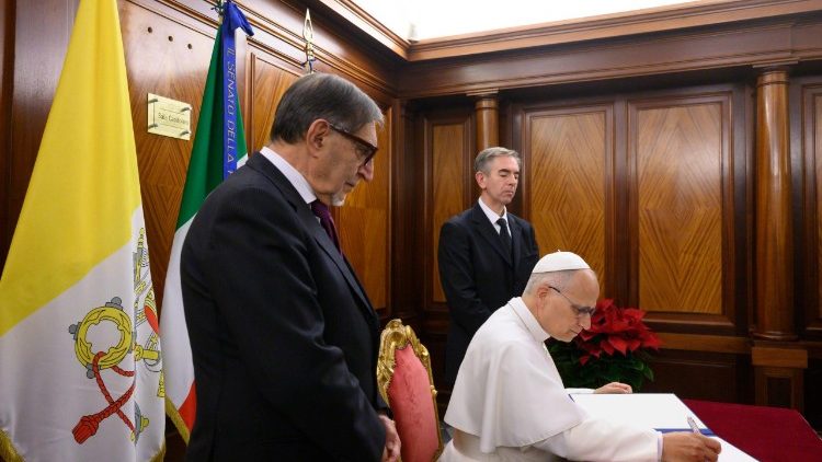 Papa assina o livro de honra Papa assina o livro de honra