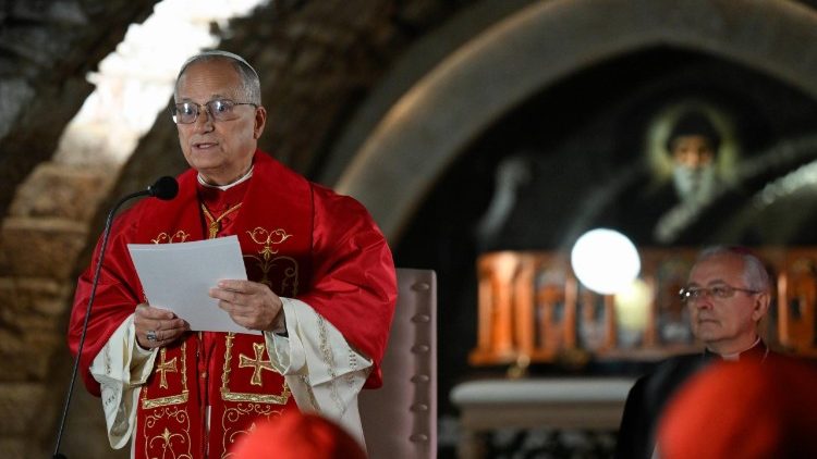 Papa Leão diante do túmulo de São Charbel Maklūf. 